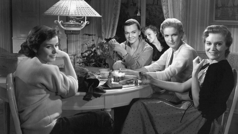 A still from Secrets of Women (1952)
